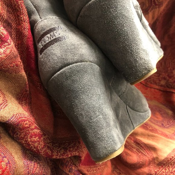 TOMS GREY SUEDE WEDGE HEEL BOOTIES SZ 7.5 - Picture 9 of 10